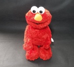 Boneco "ELMO", da turma da Vila Sésamo - MATTEL 2005, U.S.A - Originalmente apresentava movimento e fala, mas está faltando a tampa das pilhas e bateria, sem testes, vendido no estado - Dimensão: 37 X 17 X 14 cm - Peça de coleção!