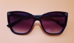 Óculos feminino estilo Gucci, com detalhes na armação e laterais