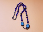 Bonito cordão italiano, com contas azul cobalto e preta - Comprimento: 35 cm
