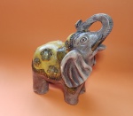 Antigo e imponente elefante indiano, confeccionado em estuque, policromado, apresenta marcas do tempo - Dimensão: 20 X 12 X 16 cm - Peso: 2,700 kg