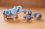 Lote de 4 elefantes da sorte, em resina com bonita policromia - Maior: 11 X 8 cm