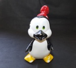 Antigo e grande pinguim decorativo usando gorro vermelho, para uso sobre geladeira ou estante - Apresenta pintura sobreposta no bico e leves marcas - Vide fotos!  Dimensão: 31 X 17,5 cm
