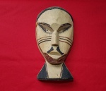 Máscara esculpida em madeira de balsa, procedência asiática - Dimensão: 29 X 15 X 7,5 cm
