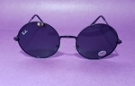 Óculos estilo Ray-Ban, lente escura, armação preta