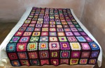 Colcha de crochê feita com quadrados coloridos (Quadrado da vovó), em bonita policromia - Dimensão: 220 X 120 cm