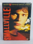 DVD - Conservado e Original - 2ª Temporada Completa - SMALLVILLE - 2002/2003 - 6 Discos - Medida: 19 cm x 14 cm x 3 cm. Conforme fotos.