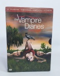 DVD - Conservado e Original - 1ª Temporada Completa - THE VAMPIRE DIARIES  - 2009/2010 - 5 Discos - Medida: 19 cm x 14 cm x 3 cm. Conforme fotos.