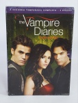 DVD - Conservado e Original - 2ª Temporada Completa - THE VAMPIRE DIARIES  - 20010/2011 - 5 Discos - Medida: 19 cm x 14 cm x 3 cm. Conforme fotos.
