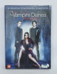 DVD - Conservado e Original - 4ª Temporada Completa - THE VAMPIRE DIARIES  - 20012/2013 - 5 Discos - Medida: 19 cm x 14 cm x 3 cm. Conforme fotos.