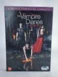 DVD - Conservado e Original - 5ª Temporada Completa - THE VAMPIRE DIARIES  - 20013/2014 - 5 Discos - Medida: 19 cm x 14 cm x 3 cm. Conforme fotos.