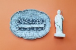 Conjunto de 2 peças religiosas, sendo: Placa de borracha maleável com a Santa Ceia e Estatueta de São Judas Tadeu - Santa Ceia: 18,5 X 14 cm - São Judas Tadeu: 12 cm