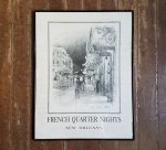 Litografia de 1987 de Don Davey intitulada "French Quarter Nights". A obra de arte é um desenho em preto e branco que retrata uma rua à noite no bairro Francês de Nova Orleans - Assinada e datada na impressão! - Apresenta moldura em alumínio, e proteção de vidro, o mesmo se encontra estalado na parte inferior direita - Dimensão:67 X 51 cm