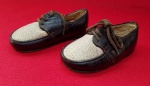 Antigo sapatinho de criança em couro, anos 50, em perfeito estado - Peça de coleção! - Dimensão cada: 10,5 X 5 cm