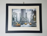 Quadro decorativo com fotografia da cidade de Nova York, com táxis amarelos e edifícios em preto e branco - Dimensão: 56 X 46 cm