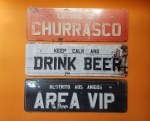 Placas decorativas em MDF, no formato de placas de carro: ÁREA VIP / DRINK BEER / CHURRASCO - Dimensão: 39 X 12 cm - Vide fotos!