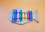 Xilofone infantil da marca VIBRATOM, com teclas em metal, no formato de peixe  - Dimensão: 29 X 17,5 cm