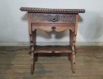 Antiga mesa para cabeceira de cama em madeira com pernas largas recortadas e moldadas, no estilo colonial, composta de 1 gaveta com puxador em madeira e prateleira na parte inferior, precisa trocar a folha da parte de cima - Retirada no local - Dimensões: 52 X 39,5 cm - Altura: 60 cm - Vide fotos!