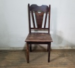 Antiga, grande e pesada cadeira avulsa, em madeira de lei, com bonito trabalho em seu encosto - Retirada no local - Dimensão: 98 X 44 X 42 cm