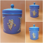 Pote de tabaco Wedgwood Jasperware azul com tampa e relevos brancos, fabricado em material sintético em Hong Kong - Design "Dancing Hours" - Dimensão: 11 X 8 cm
