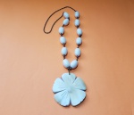 Antigo colar em metal, contas em madeira e flor em chifre polido - Comprimento: 43 cm - Flor diâmetro: 7 cm