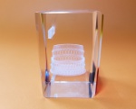 Souvenir feito de cristal premium com a imagem do Coliseu gravada em 3D, objeto de decoração que evoca memórias do icônico símbolo de Roma - Dimensão: 6 X 4 X 4 cm