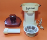 Centrifuga de sucos da marca Walita, funcionando, para extrair suco de frutas, legumes e verduras