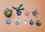 Lote com 9 peças diversas, sendo: Antigas medalhas religiosas e outros