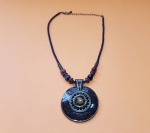 Cordão de metal esmaltado com incrustações de pedras - Dimensão: 28 cm - Diâmetro: 4,5 cm