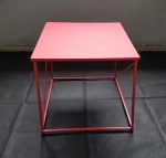 Mesa de canto na cor vermelha, em metal e tampo em madeira - Tampo: 45 X 45 cm - Base (chão): 49,5 X 49,5 cm - Base aparafusada, podendo se desmontável!