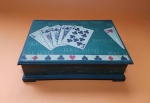 Caixa porta baralhos, decorada com imagem de uma sequência de cartas de Pôquer - Dimensão: 20,5 X 16,5 X 6,5 cm.