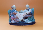 Bonita estatueta de casal de idosos sentados em uma mesa, em resina italiana - Dimensão: 11 X 8 X 6 cm
