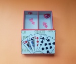 Caixa porta baralhos, decorada com imagem de uma sequência de cartas de Pôquer - Dimensão: 15,5 X 11,5 X 5,5 cm