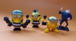 Lote de 4 antigos bonecos colecionáveis da franquia ' Minions ', em diferentes poses e vestimentas - Maior: 6 X 4 cm