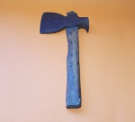 Antigo e grande machado forjado, timbrado com a marca 'JS' (João Siquieroli), com cabo retangular em madeira, peça de coleção - Dimensão: 16 X 10,5 cm - Tamanho total: 35 cm - Peso total aproximado: 900g - Vide fotos!