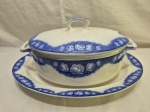Linda sopeira oval com 2 alças, tampa e presentuir  em porcelana Villeroy & Boch azul e branca. Medindo a sopeira 31cm x 19,5cm x 9,5cm de altura e o presentuir 38cm x 27cm.