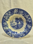 Lindo prato decorativo em porcelana inglesa com pintura azul e branca. Medindo 23cm de diâmetro.