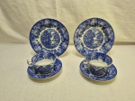 Par de trios de chá com bolo em porcelana inglesa com pintura azul e branca. Medindo a xícara 10cm x 6,5cm de altura.
