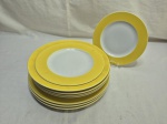 Jogo de 9 pratos em porcelana italiana com borda amarela, sendo 3 rasos, 4 fundos e 2 sobremesa. Medindo 25cm; 22,5cm; 19,5cm de diâmetro respectivamente.