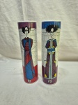 Par de vasos decorativos em porcelana Tok&Stok com pinturas de Ronaldo Fraga. Medindo 7cm x 26cm de altura.