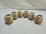 Jogo de 6 copinhos de shot em cerâmica trabalhada com relevos. Medindo 5,5cm de altura.