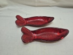 Par de petisqueiras na forma de peixe em vidro vermelho. Medindo 25cm x 9cm.