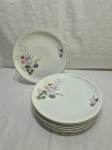 Jogo de 6 pratos rasos de mesa em porcelana Real, floral com friso ouro. Medindo 25,5cm de diâmetro.