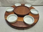 Conjunto para aperitivos com base giratória em madeira nobre e seis potinhos de porcelana branca. Ideal para servir petiscos, molhos ou acompanhamentos de forma prática e elegante. Peça com design retrô e acabamento artesanal, em ótimo estado de conservação. Medindo 44cm x 10cm de altura. Medindo 44cm x 10cm de altura.