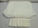 Linda toalha de mesa para banquetes em linho com 6 guardanapos. Medindo 300cm x 160cm. Peças com marcas de guardado.