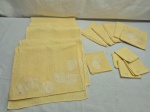 Jogo de 8 jogos americanos, 6 guardanapos e 4 porta copos em linho amarelo. Medindo o jogo americano 48cm x 26cm. Peças com marcas de guardado.