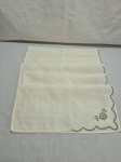 Jogo de 6 guardanapos em linho com bordados. Medindo 33cm x 33cm. Peças com marcas de guardado.