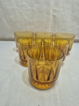 Jogo de 6 copos de whisky em vidro âmbar moldado. Medindo 8cm x 8cm de altura.