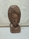 Escultura artesanal em madeira maciça representando busto masculino com traços estilizados e cabelo detalhado em relevo. Assinada na base com as iniciais A.B.. Trabalho rústico e expressivo, possivelmente de origem brasileira, feita manualmente. Apresenta bom estado geral, com leve desgaste natural do tempo. Medindo 23cm de altura.