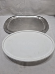 Lote de bandeja oval em aço inox e travessa oval em vidro temperado. Medindo a bandeja 43,5cm x 33,5cm.