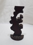 Linda escultura em ferro com base em madeira. Medindo 21cm de altura..